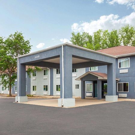 Super 8 By Wyndham Mchenry Fox Lake Area Екстериор снимка
