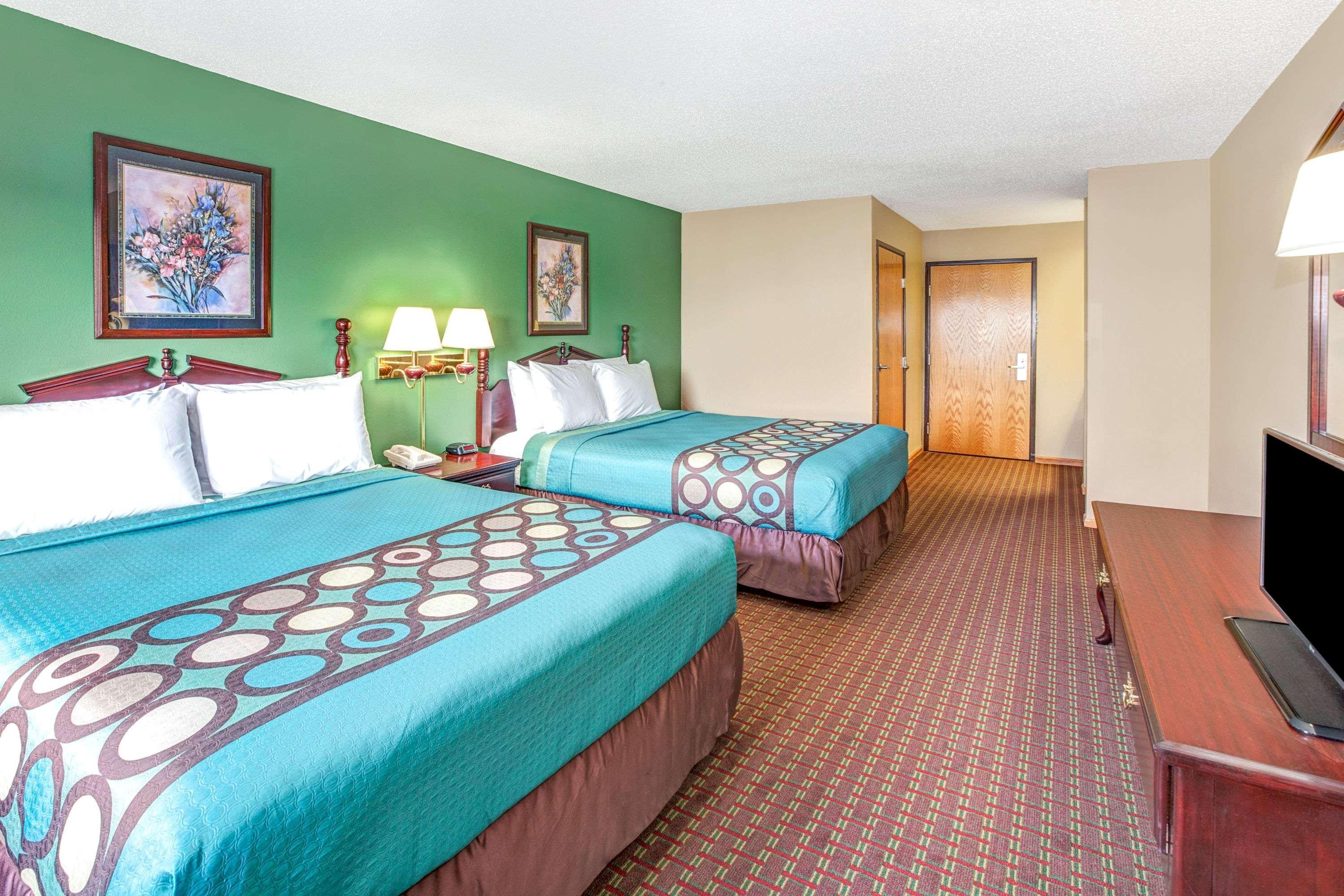 Super 8 By Wyndham Mchenry Fox Lake Area Екстериор снимка