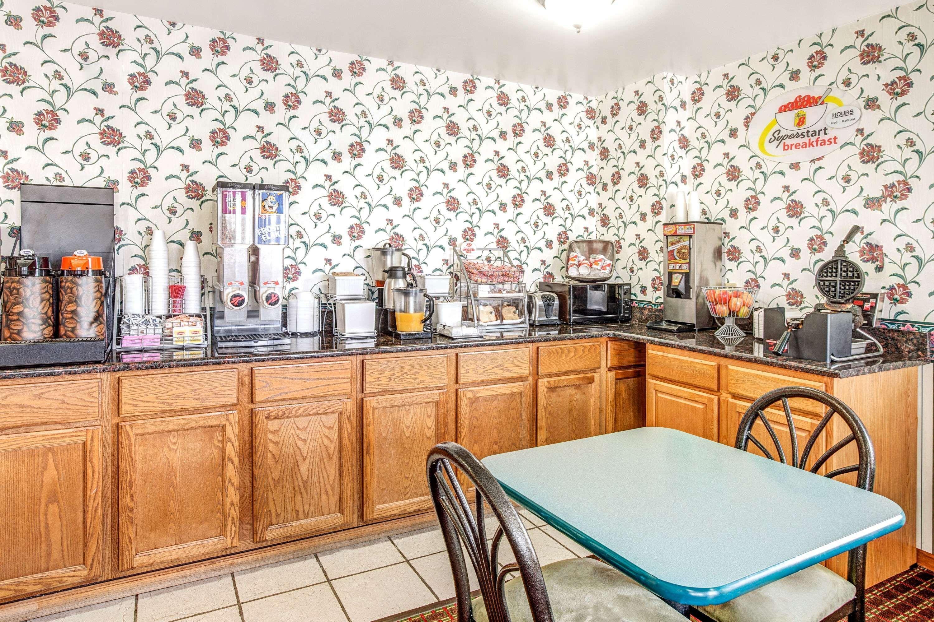 Super 8 By Wyndham Mchenry Fox Lake Area Екстериор снимка