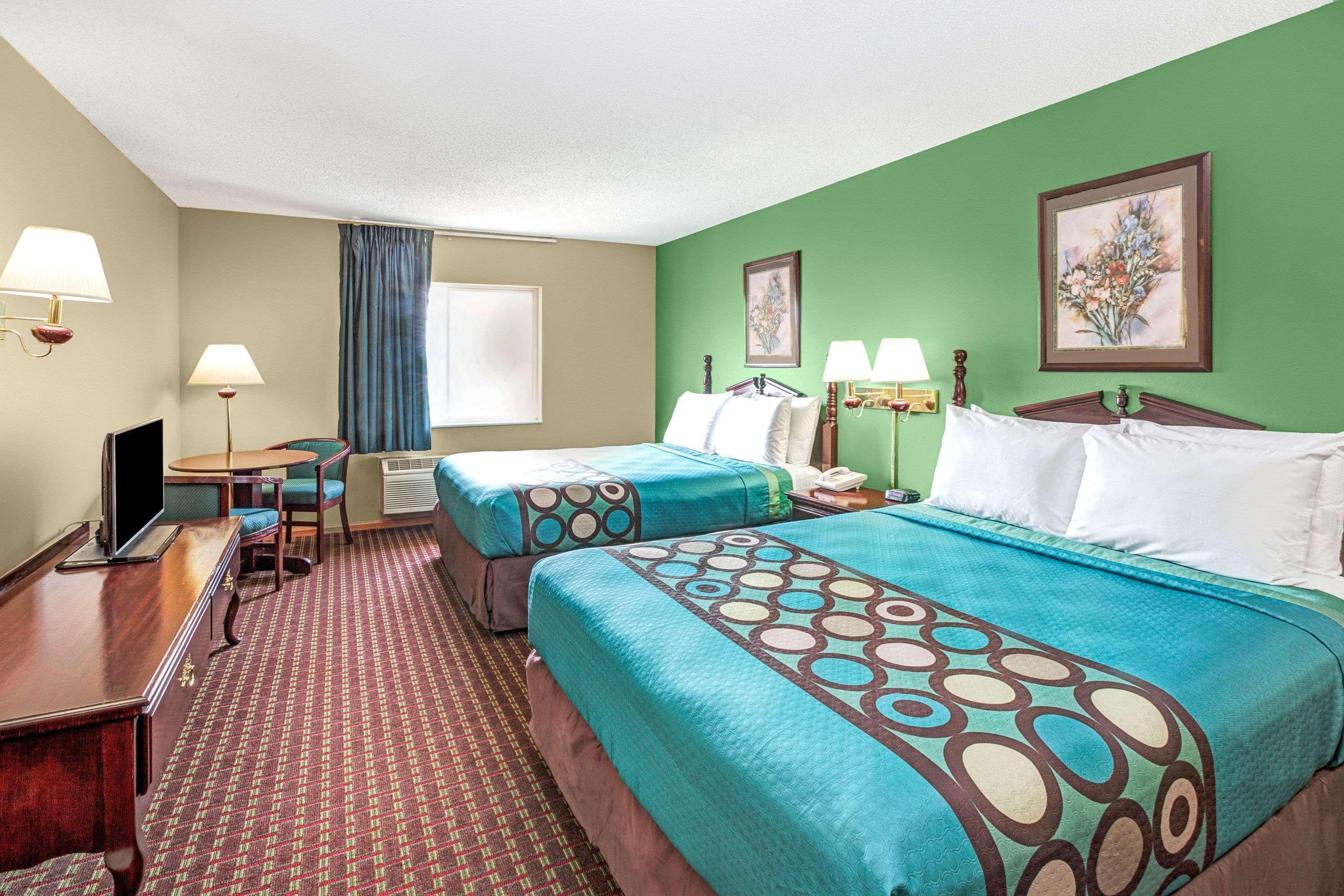 Super 8 By Wyndham Mchenry Fox Lake Area Екстериор снимка