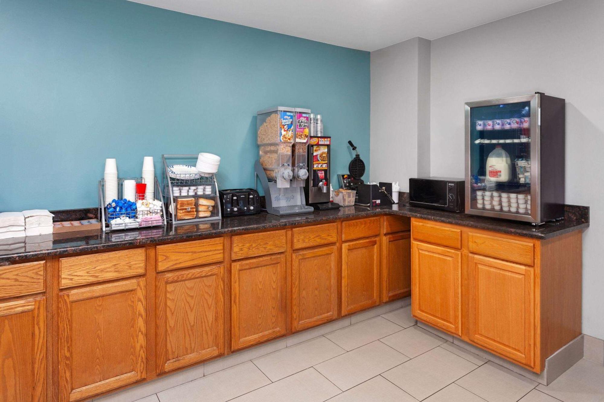 Super 8 By Wyndham Mchenry Fox Lake Area Екстериор снимка
