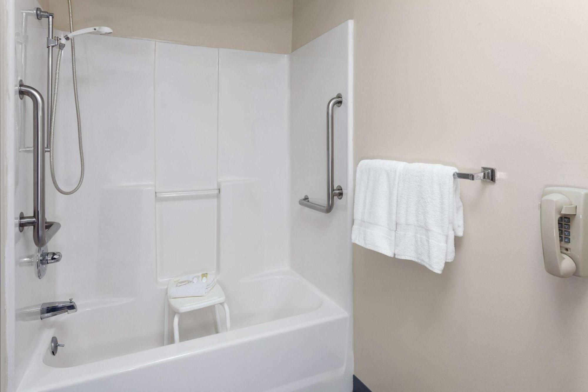 Super 8 By Wyndham Mchenry Fox Lake Area Екстериор снимка