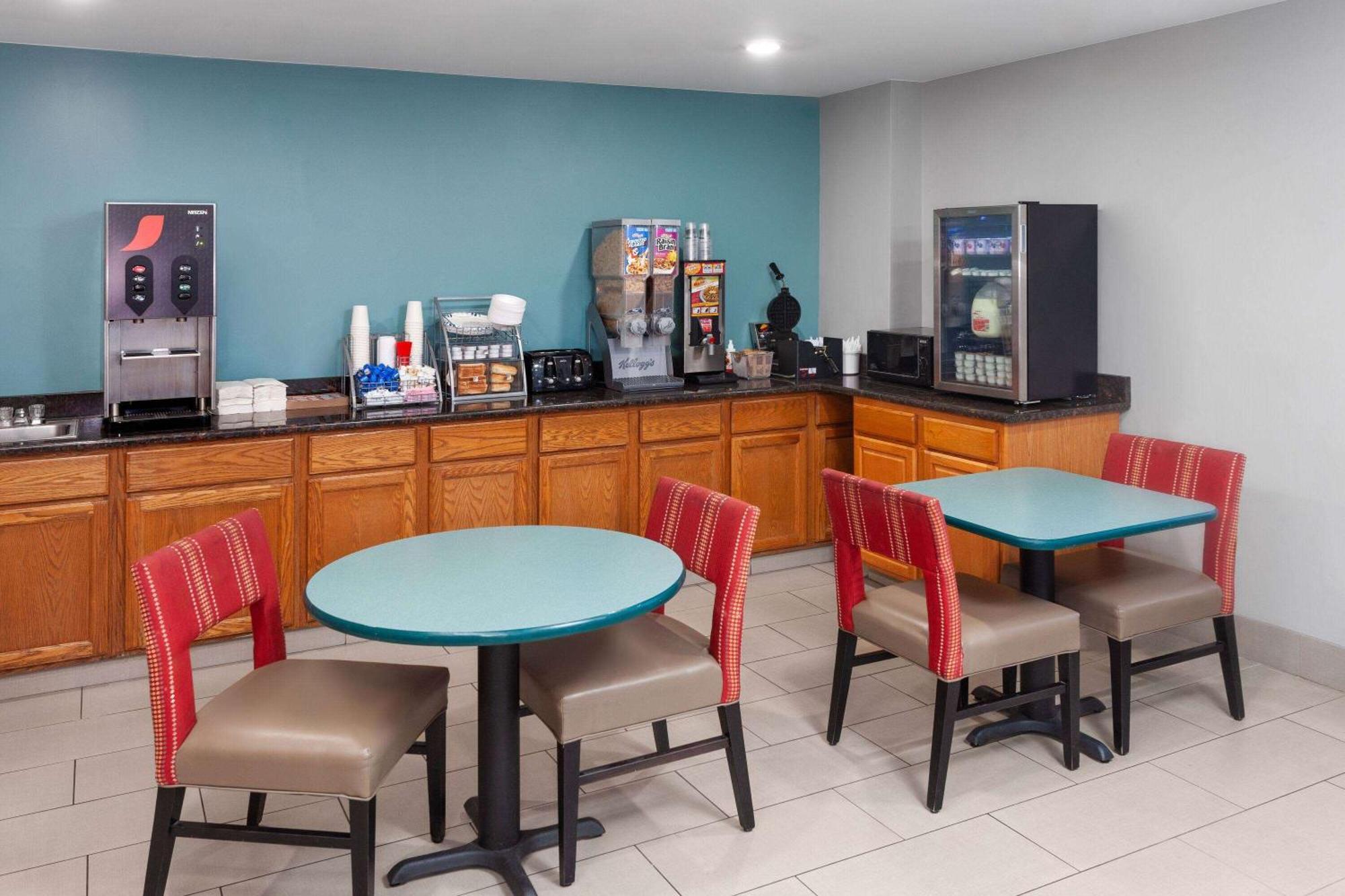 Super 8 By Wyndham Mchenry Fox Lake Area Екстериор снимка