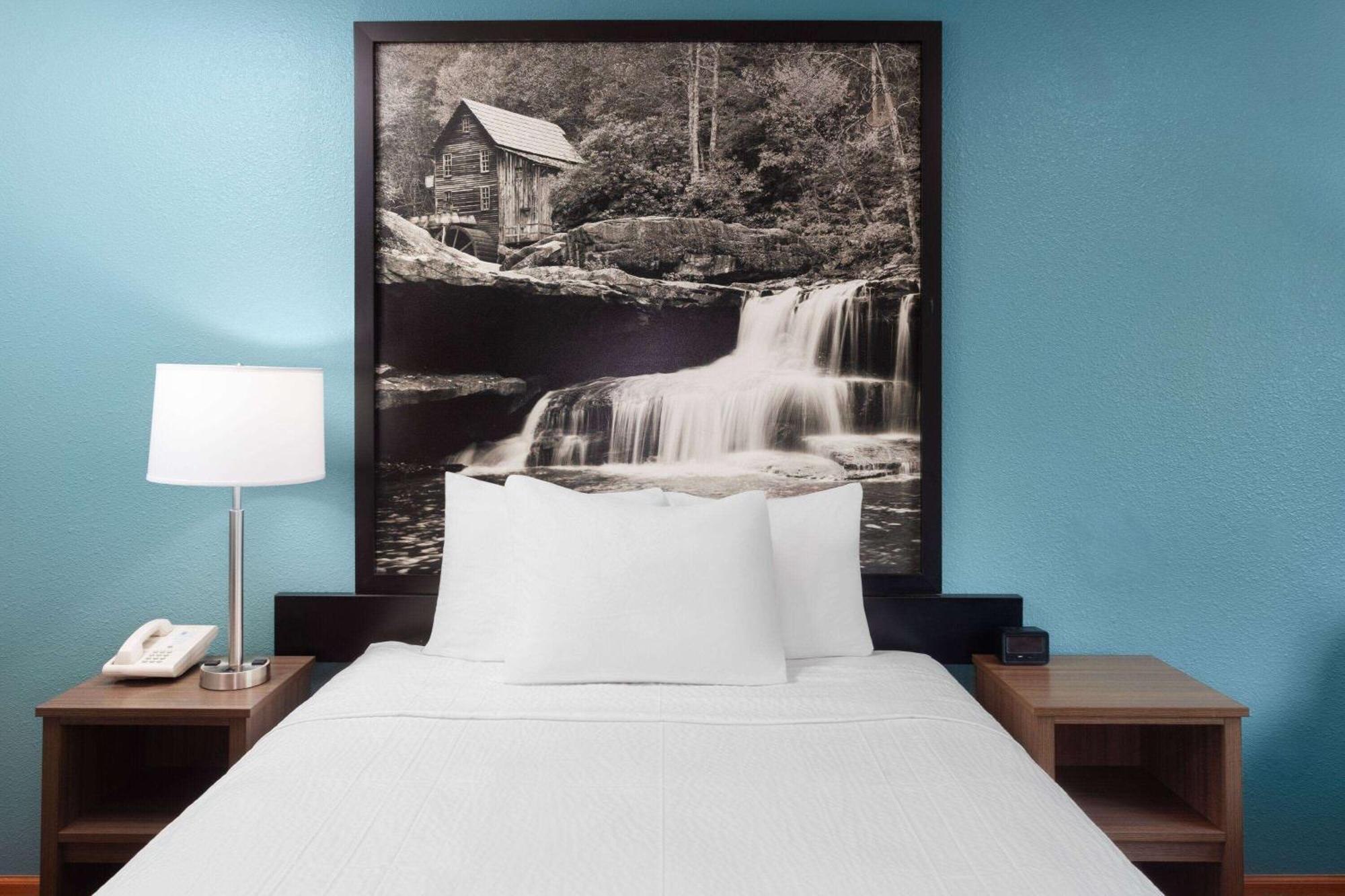 Super 8 By Wyndham Mchenry Fox Lake Area Екстериор снимка