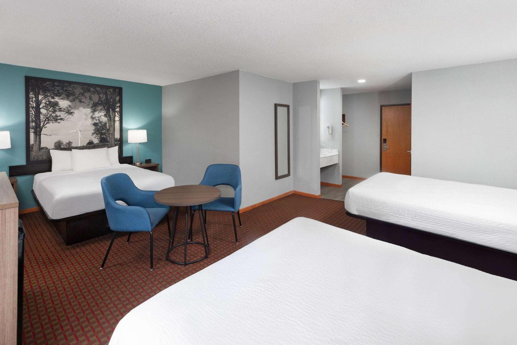 Super 8 By Wyndham Mchenry Fox Lake Area Екстериор снимка