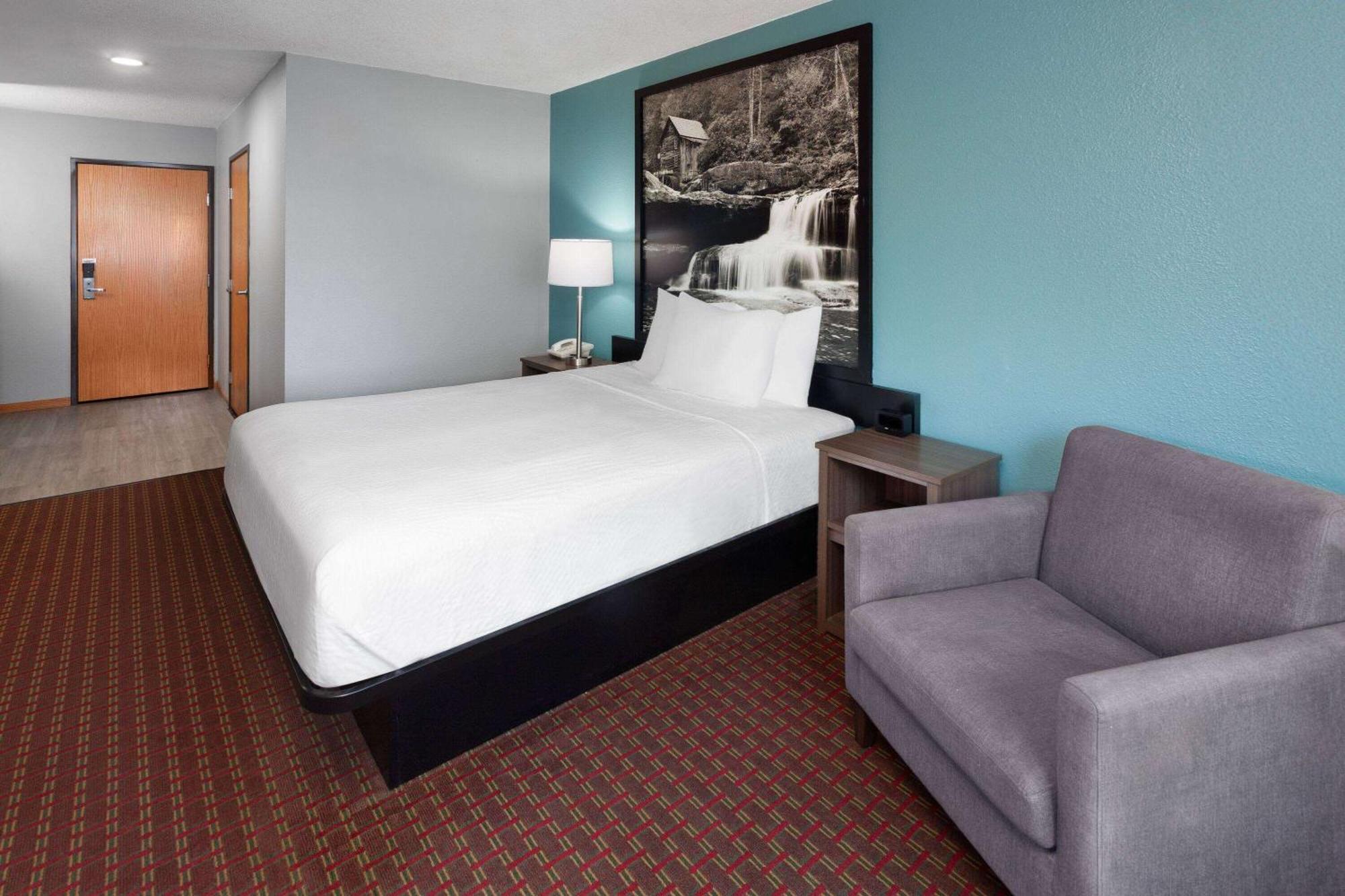 Super 8 By Wyndham Mchenry Fox Lake Area Екстериор снимка