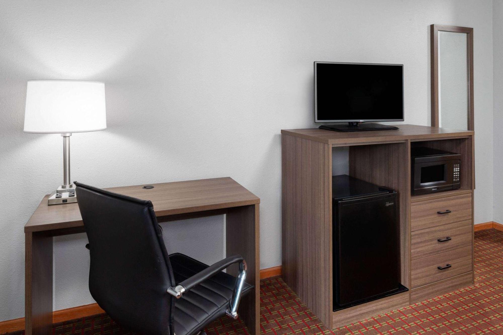 Super 8 By Wyndham Mchenry Fox Lake Area Екстериор снимка