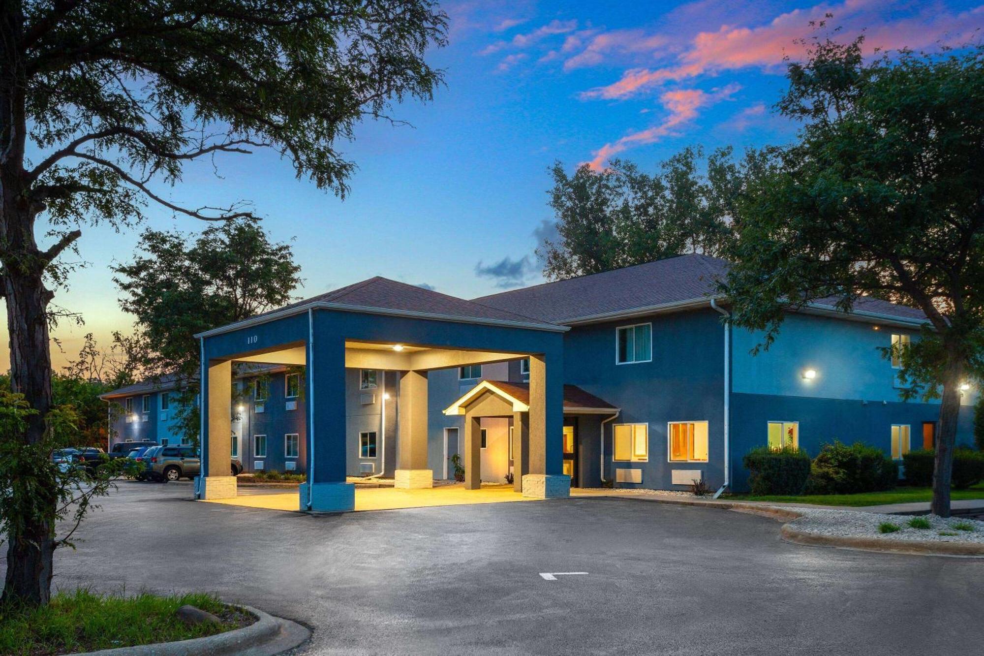 Super 8 By Wyndham Mchenry Fox Lake Area Екстериор снимка