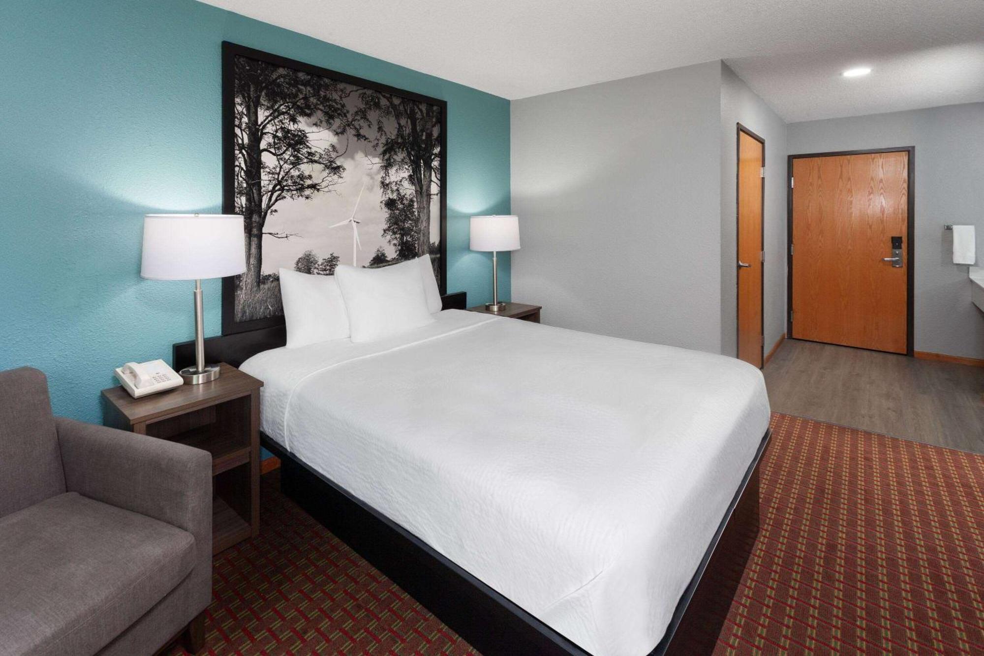 Super 8 By Wyndham Mchenry Fox Lake Area Екстериор снимка