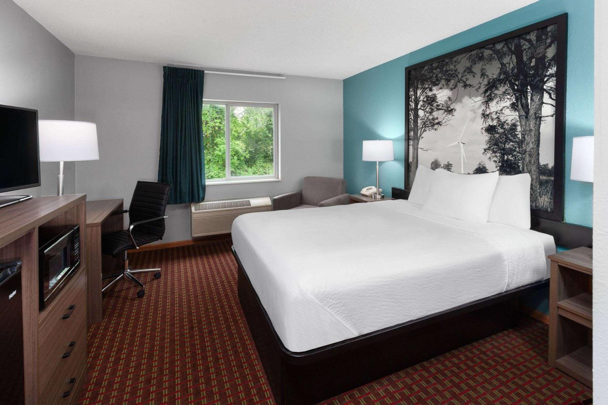 Super 8 By Wyndham Mchenry Fox Lake Area Екстериор снимка