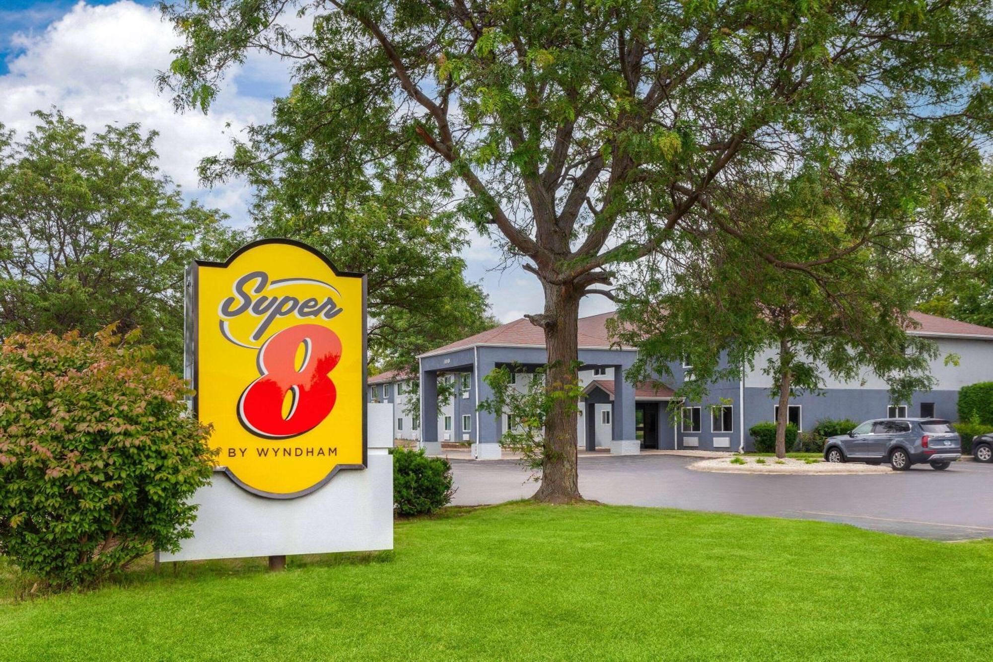 Super 8 By Wyndham Mchenry Fox Lake Area Екстериор снимка