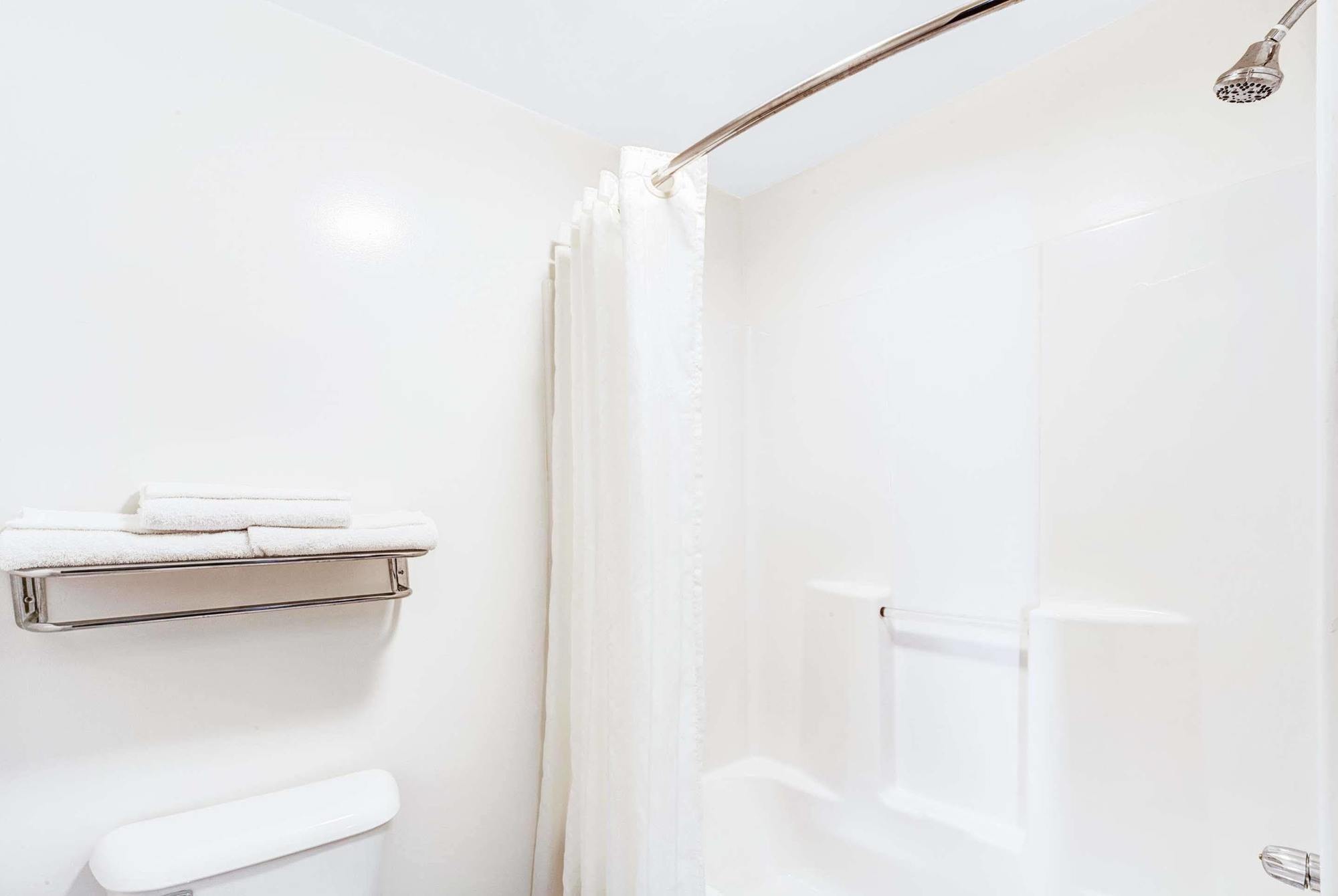 Super 8 By Wyndham Mchenry Fox Lake Area Екстериор снимка